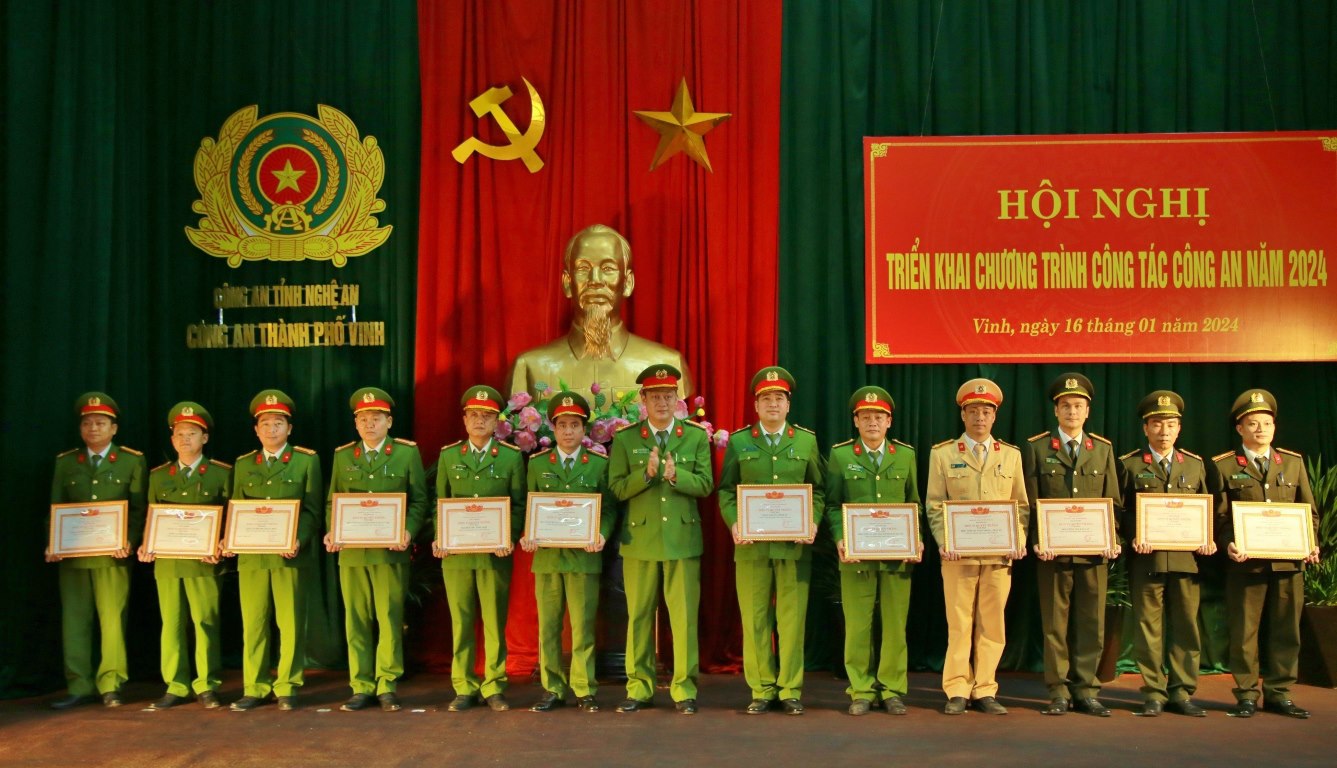 Trao thưởng các tập thể, cá nhân có thành tích xuất sắc trong năm 2023