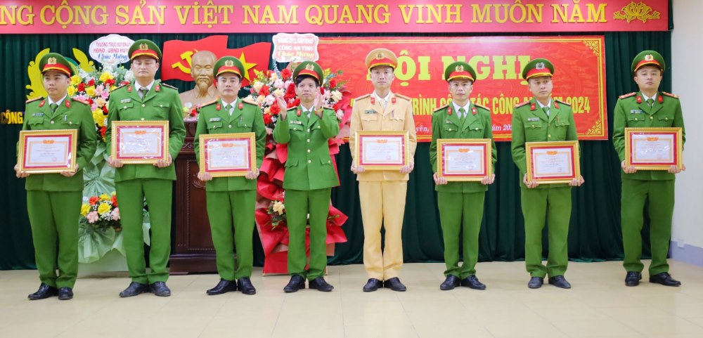 Khen thưởng các tập thể, cá nhân có thành tích xuất sắc trong năm 2023  