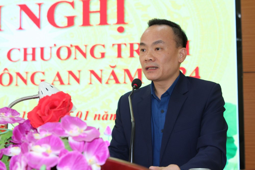 Đồng chí Đinh Hồng Vinh, Phó Bí thư huyện ủy, Chủ tịch UBND huyện phát biểu tại Hội nghị