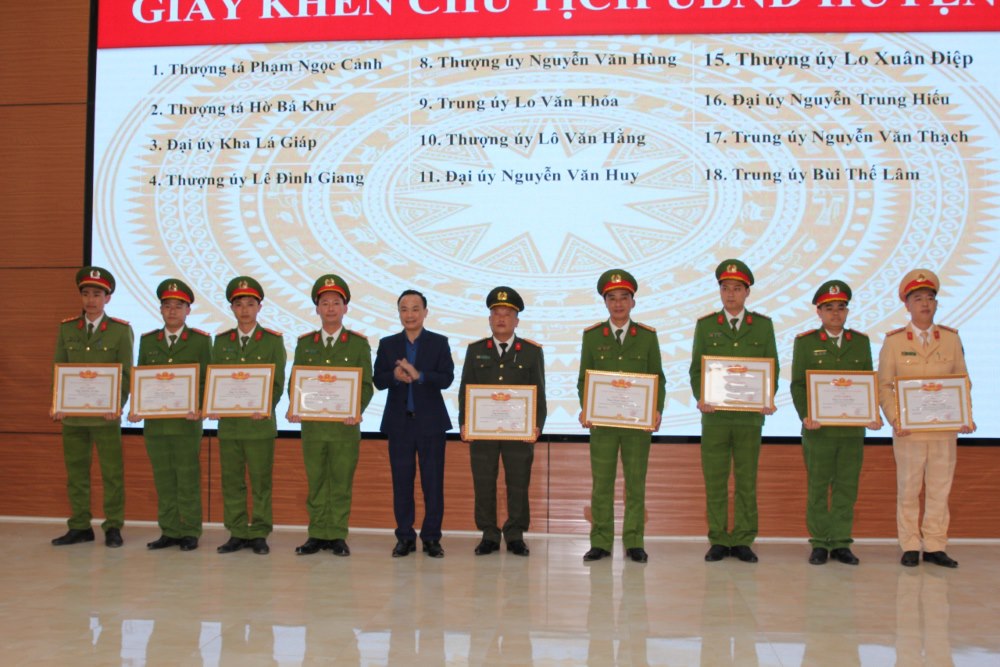 Trao thưởng cho các tập thể, cá nhân đạt thành tích xuất sắc trong năm 2023