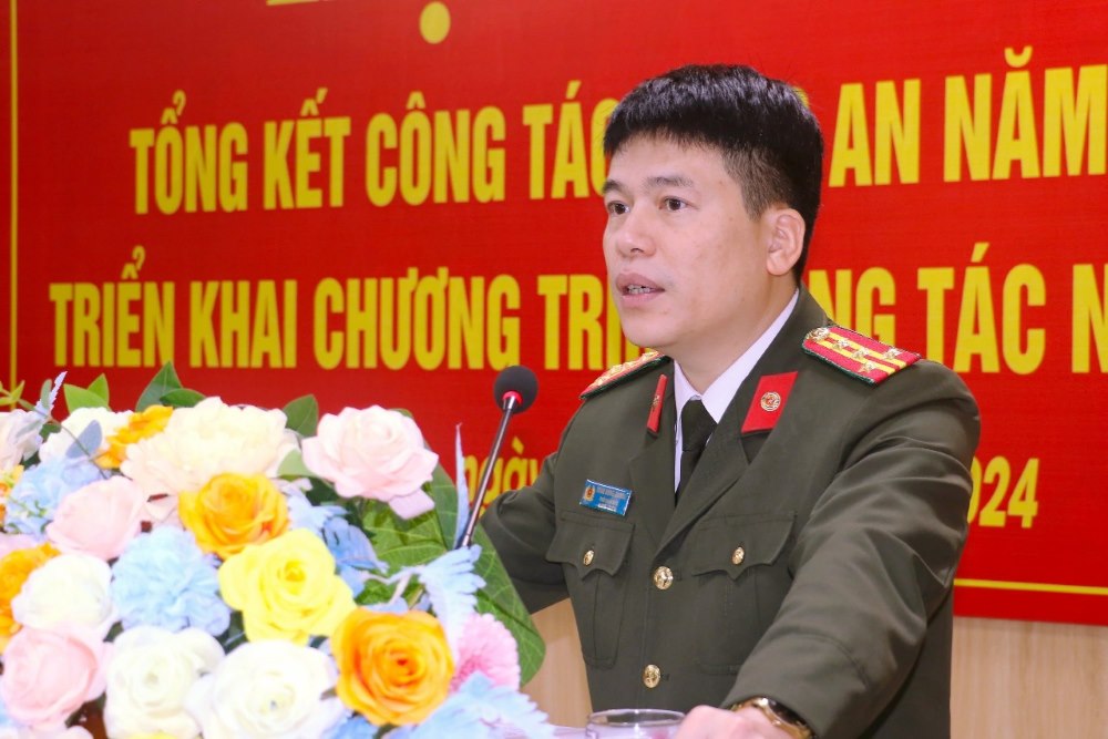 Đồng chí Đại tá Trần Hồng Quang, Phó Giám đốc Công an tỉnh phát biểu tại Hội nghị