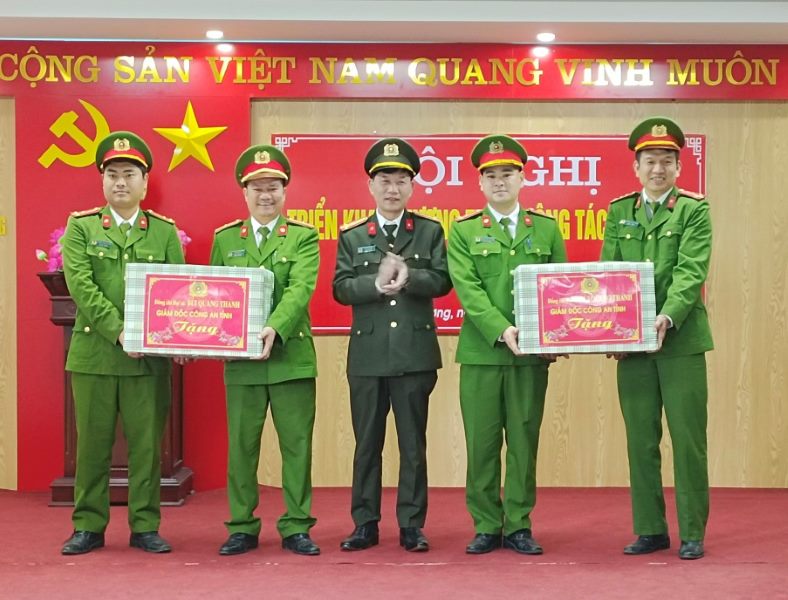   Đồng chí Đại tá Lê Văn Thái, Phó Giám đốc Công an tỉnh trao quà đồng chí Giám đốc Công an tỉnh tặng Công an xã Thanh Hà và Công an thị trấn Thanh Chương