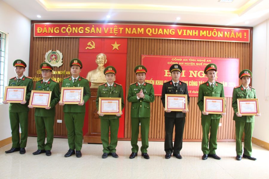Khen thưởng các tập thể, cá nhân có thành tích xuất sắc trong năm 2023  