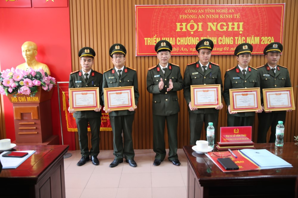 Phòng An ninh kinh tế và Phòng Quản lý Xuất nhập cảnh triển khai chương trình công tác năm 2024