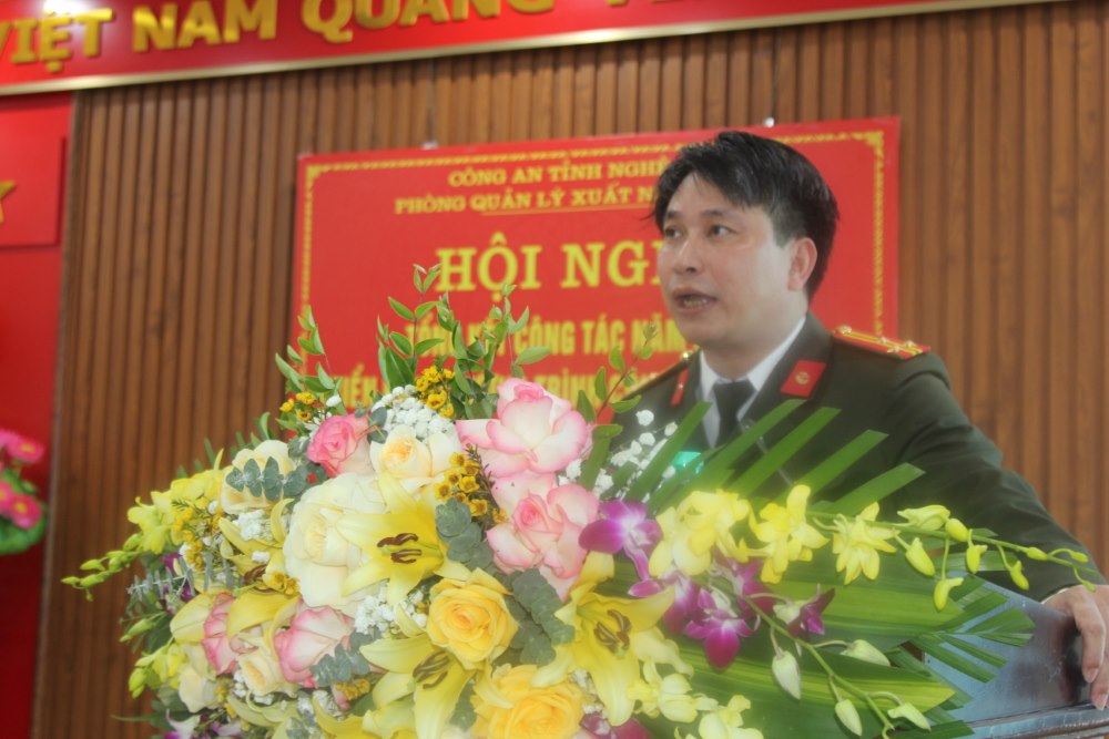 Thượng tá Vũ Trọng Cường, Trưởng phòng Quản lý xuất nhập cảnh phát biểu tại Hội nghị triển khai công tác năm 2024 của đơn vị