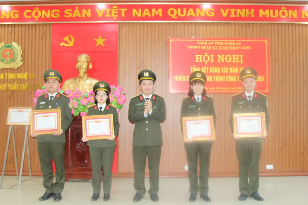 Các tập thể, cá nhân của Phòng Quản lý xuất nhập cảnh có thành tích xuất sắc năm 2023 được khen thưởng