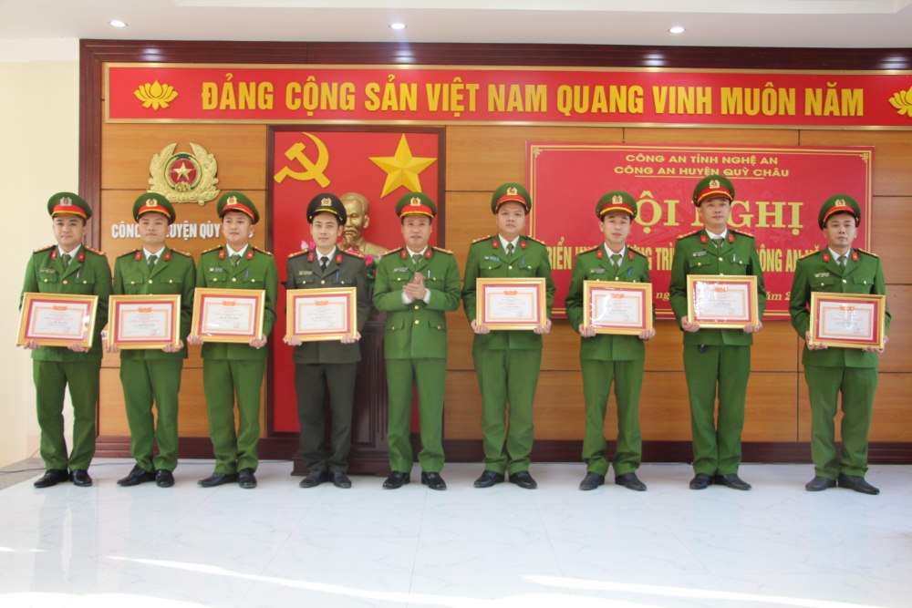 Khen thưởng các tập thể, cá nhân có thành tích xuất sắc trong năm 2023  