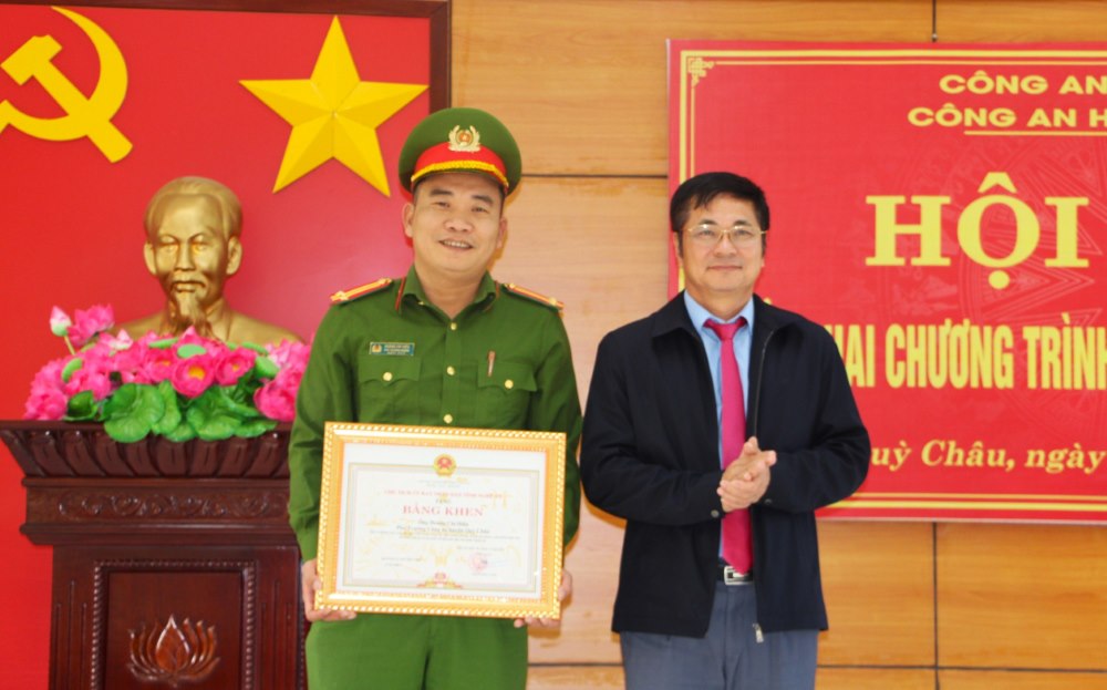 Đồng chí Nguyễn Thanh Hoài - Bí thư Huyện ủy Quỳ Châu trao Bằng khen của Chủ tịch UBND ·tỉnh Nghệ An tặng đồng chí Hoàng Chí Hiếu - Phó trưởng Công an huyện Quỳ Châu