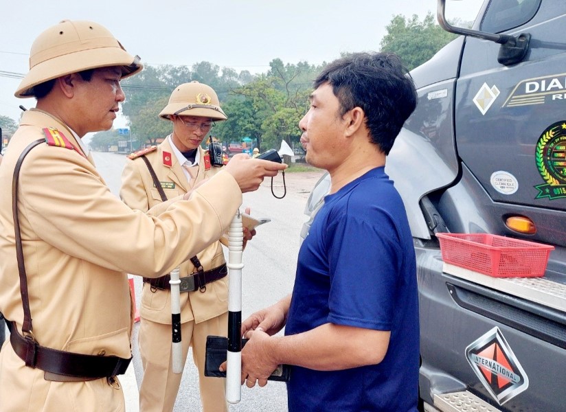 Lực lượng CSGT kiểm tra nồng độ cồn đối với người điều khiển phương tiện trên tuyến Quốc lộ 1A