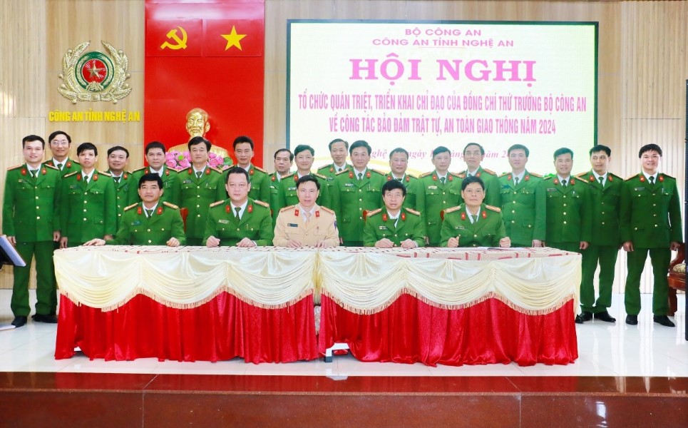 Ký cam kết giao ước thi đua thực hiện các nhiệm vụ, chỉ tiêu công tác bảo đảm TTATGT năm 2024