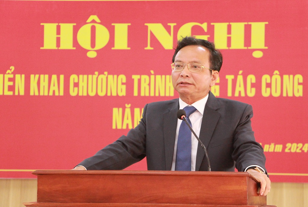 Đồng chí Hoàng Danh Lai - Bí thư Huyện ủy huyện Quỳnh Lưu phát biểu tại Hội nghị
