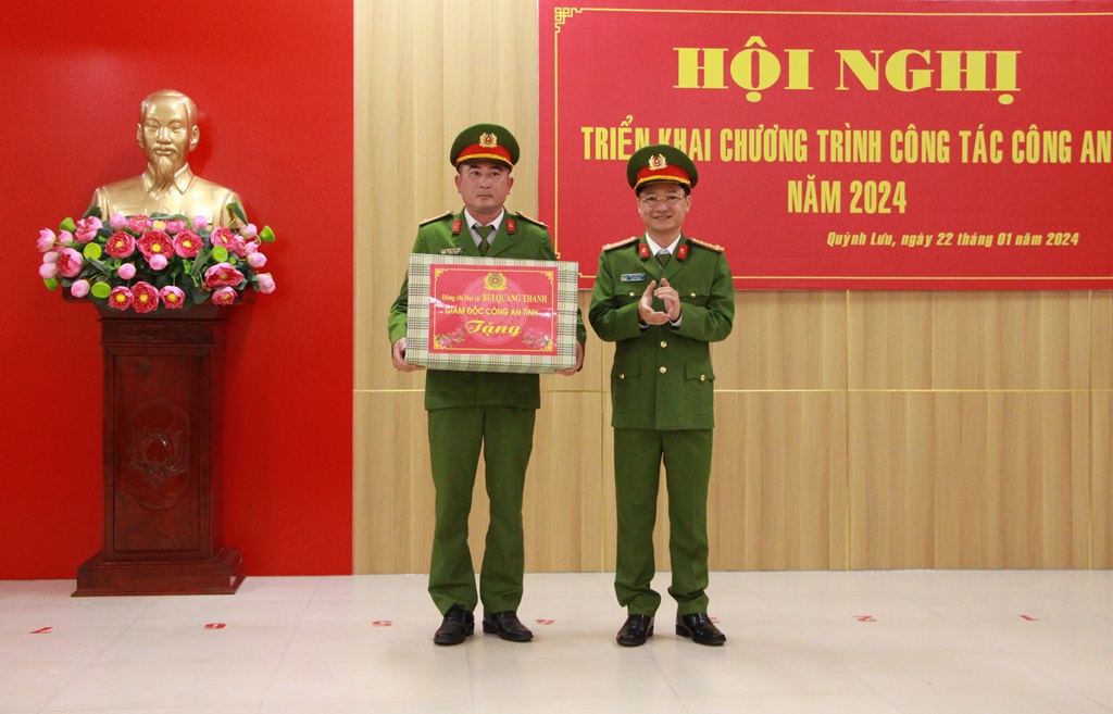 Đồng chí Đại tá Trần Ngọc Tuấn trao quà của đồng chí Giám đốc Công an tỉnh tặng Công an xã Quỳnh Thanh 