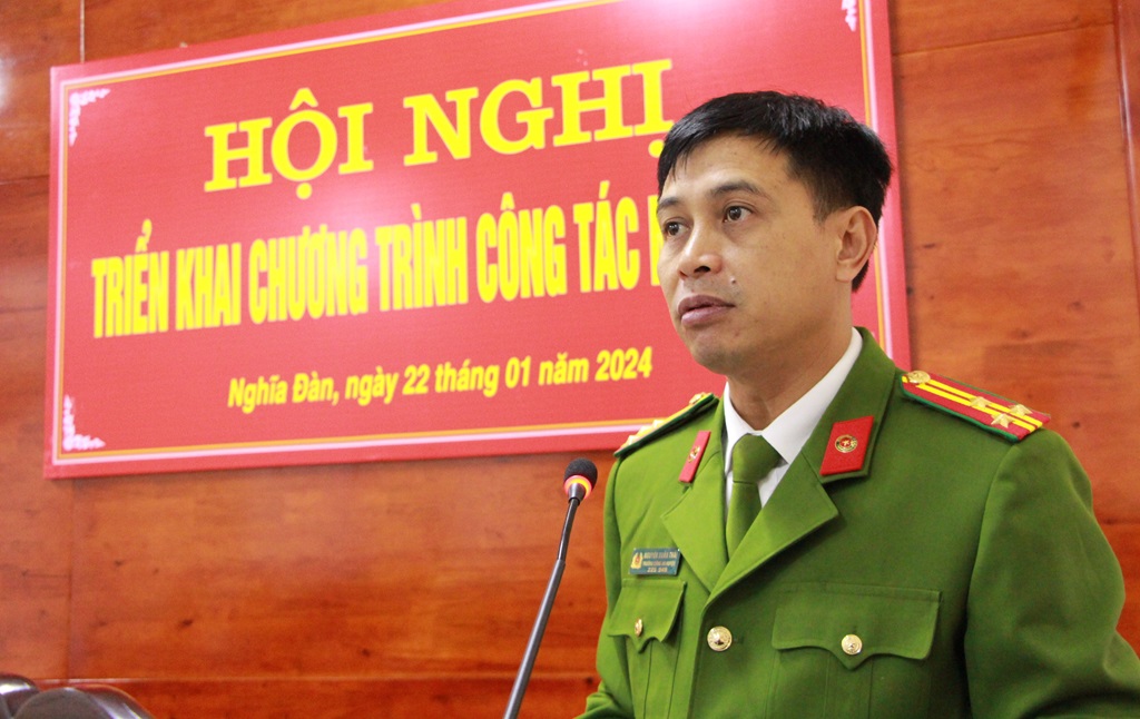 Thượng tá Nguyễn Xuân Thái, Trưởng Công an huyện Nghĩa Đàn phát biểu tại Hội nghị