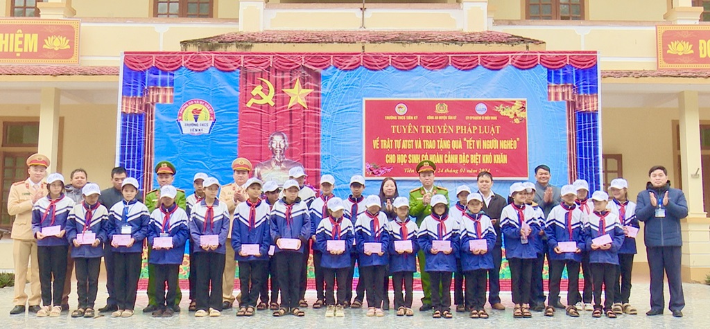 Đội CSGT-TT Công an huyện Tân Kỳ trao tặng 25 suất quà tới các em học sinh hoàn cảnh khó khăn trường THCS Tiên Kỳ