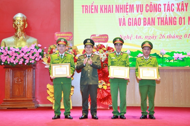 Khen thưởng các tập thể, cá nhân đạt thành tích xuất sắc