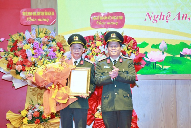 Đồng chí Đại tá Bùi Quang Thanh, Bí thư Đảng ủy, Giám đốc Công an tỉnh chúc mừng đồng chí Thượng tá Đinh Anh Dũng, Ủy viên BCH Đảng bộ, Trưởng phòng Tổ chức tham gia Ban Thường vụ Đảng ủy nhiệm kỳ 2020 - 2025
