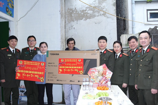 Đồng chí Đại tá Trần Hồng Quang - Phó Giám đốc Công an tỉnh đến nhà thăm hỏi, trao quà Tết tặng  gia đình chị Trần Thị Phượng, đoàn viên công đoàn Phòng Hậu cần có hoàn cảnh đặc biệt khó khăn.