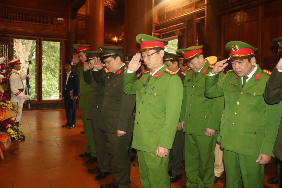 Đoàn đại biểu tưởng nhớ công lao trời biển của Chủ tịch Hồ Chí Minh