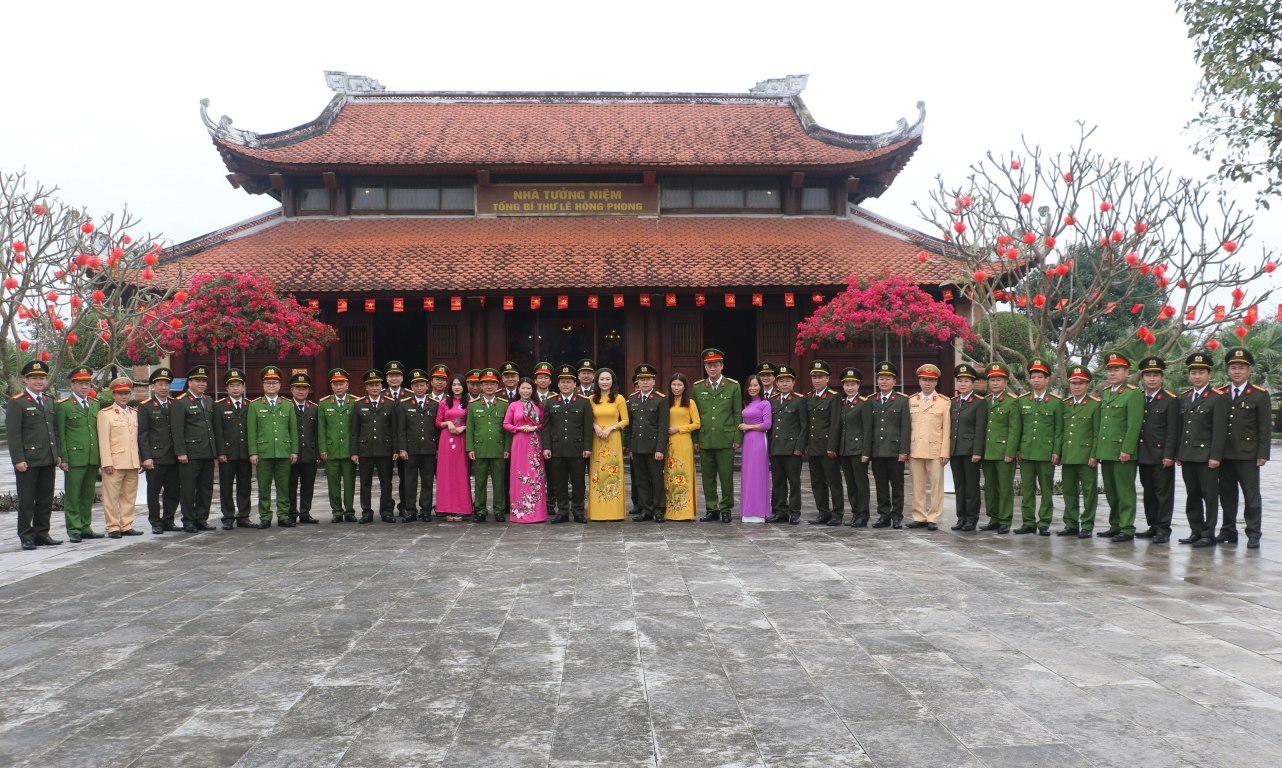 Đoàn đại biểu dâng hoa, dâng hương tại Khu lưu niệm cố Tổng Bí thư Lê Hồng Phong