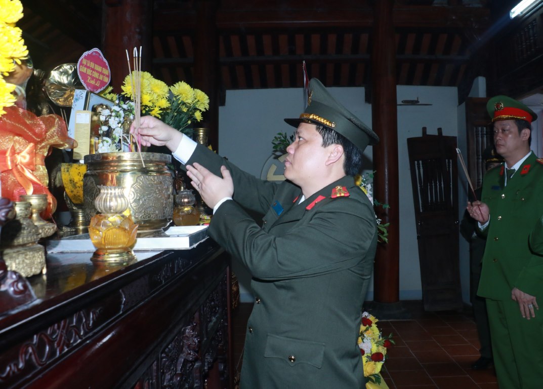 Đồng chí Đại tá Bùi Quang Thanh, Giám đốc Công an tỉnh và đoàn công tác dâng hương, dâng hoa tại Nhà lưu niệm cố Bộ trưởng Trần Quốc Hoàn