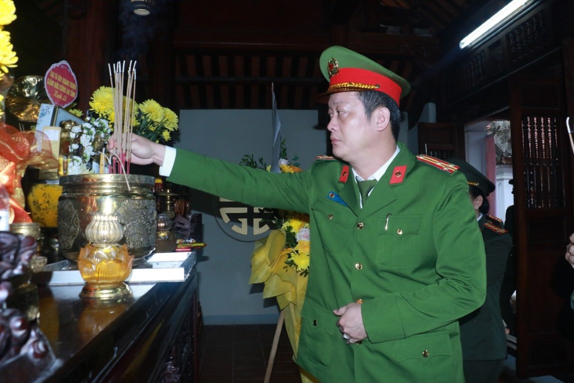 Các đồng chí Phó Giám đốc dâng hoa, dâng hương