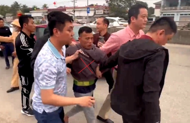 Đối tượng bị lực lượng Công an phát hiện, bắt giữ và dẫn giải về Cơ quan điều tra.