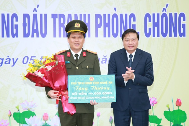Lễ trao thưởng thành tích xuất sắc trong đấu tranh phòng, chống tội phạm
