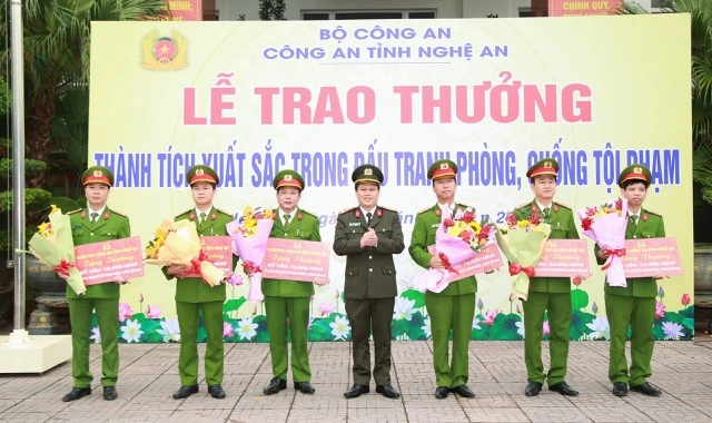 Đồng chí Đại tá Bùi Quang Thanh, Giám đốc Công an tỉnh trao thưởng các đơn vị có thành tích xuất sắc trong đấu tranh phòng, chống tội phạm