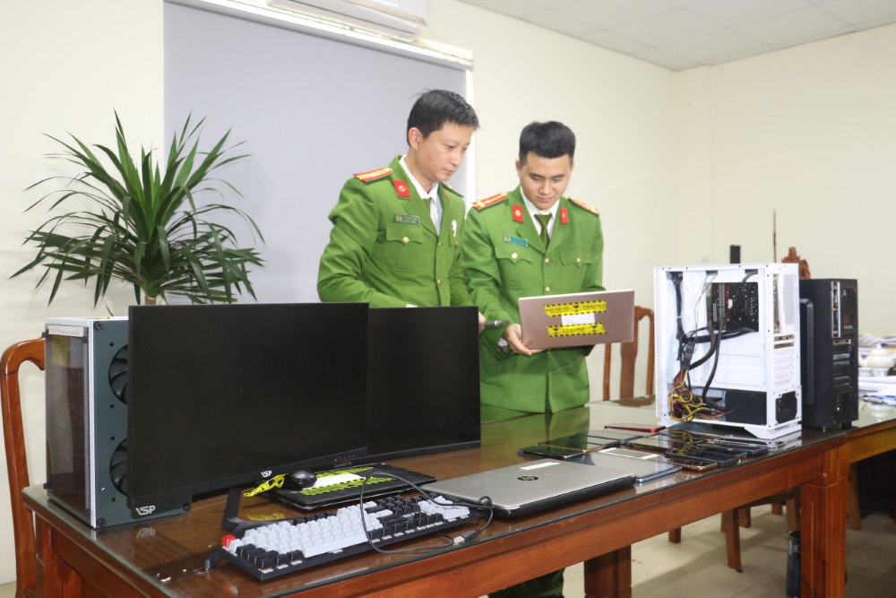 Cơ quan Công an kiểm tra tang vật chuyên án