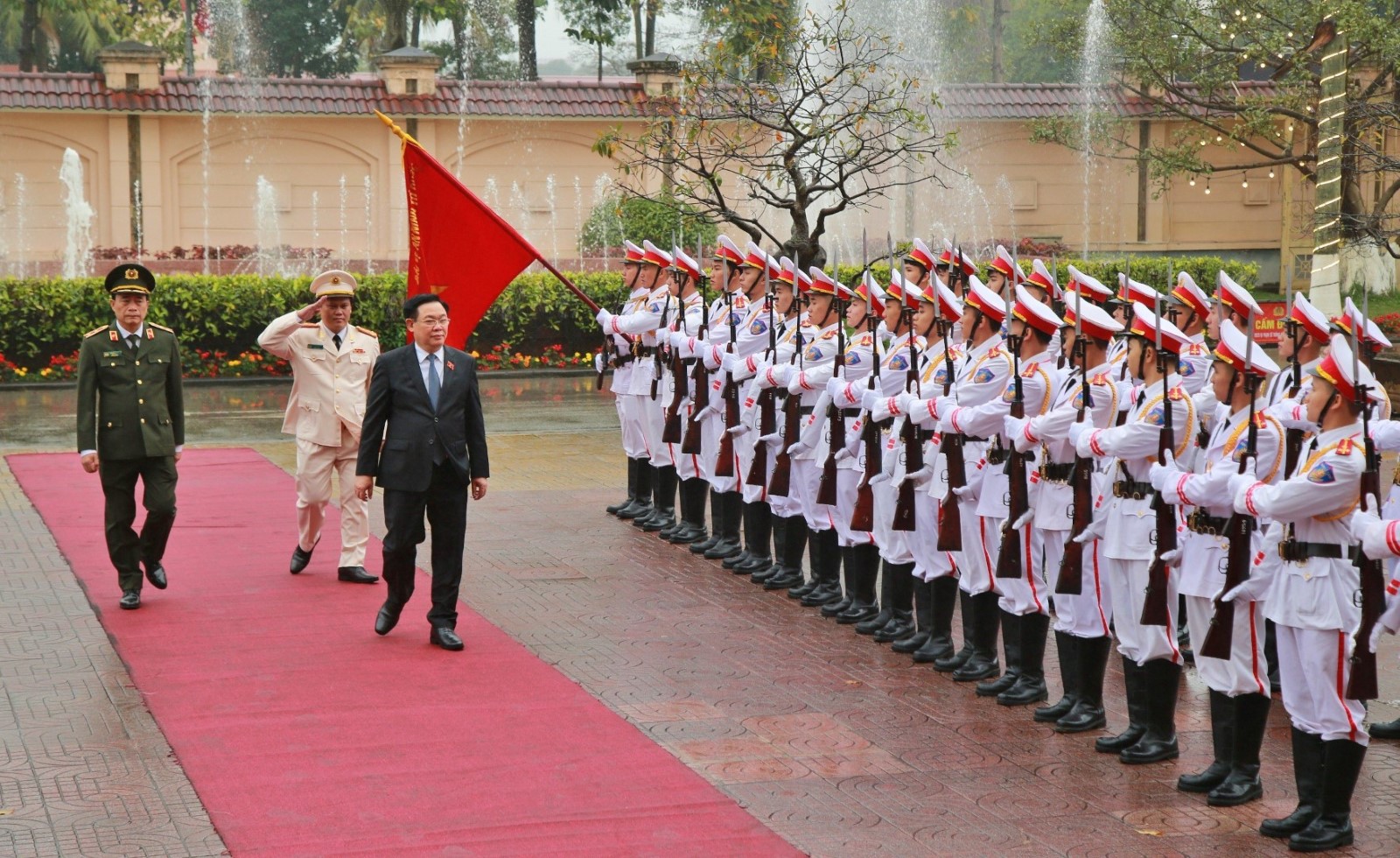 Cán bộ, chiến sĩ Phòng CSCĐ tiêu binh đón đồng chí Vương Đình Huệ, Ủy viên Bộ Chính trị, Chủ tịch Quốc hội đến thăm và làm việc với Công an tỉnh Nghệ An (ngày 08/02/2024)