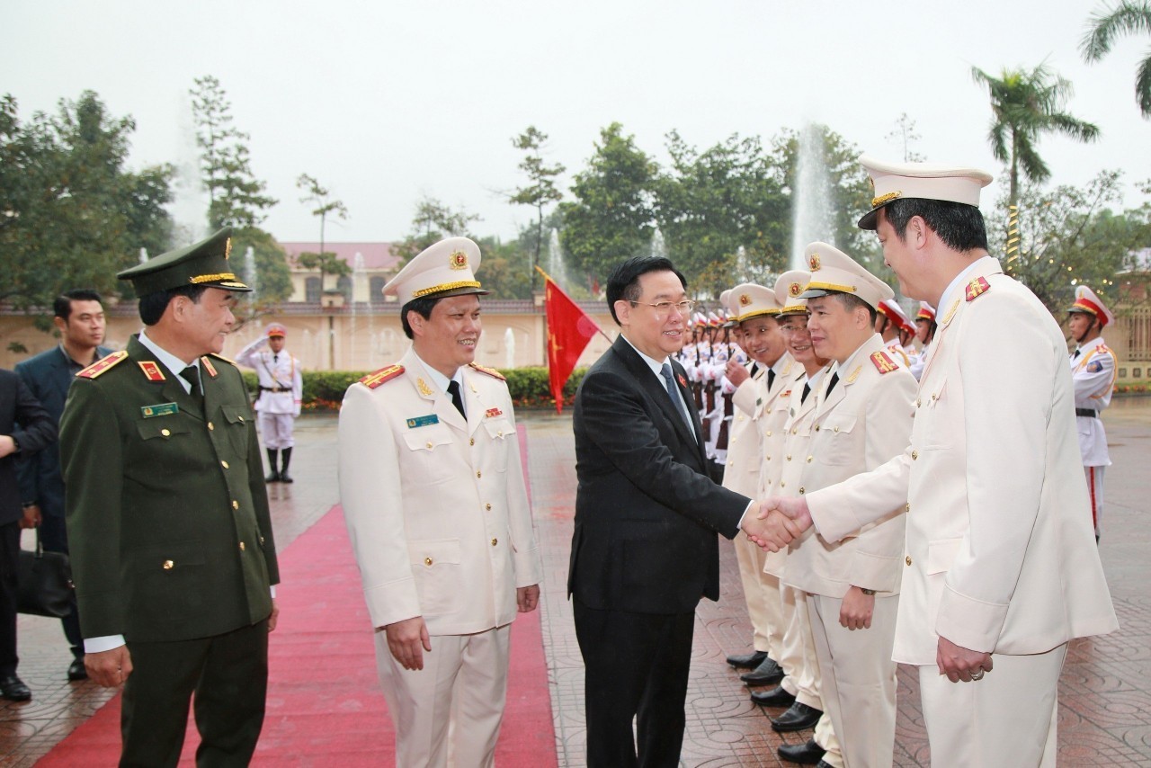 Ban Giám đốc Công an tỉnh tiếp đón, chào mừng Chủ tịch Quốc hội Vương Đình Huệ