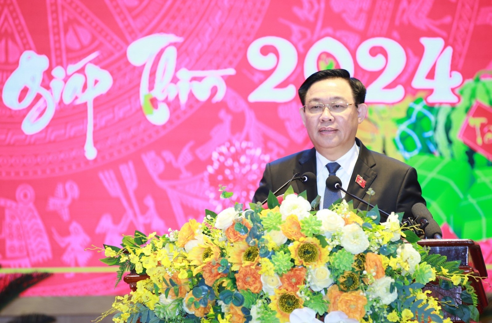Chủ tịch Quốc hội Vương Đình Huệ ghi nhận, đánh giá cao những thành tích, chiến công xuất sắc của Công an Nghệ An và gửi lời chúc mừng năm mới tới cán bộ, chiến sĩ Công an tỉnh nhân dịp Tết Nguyên đán Giáp Thìn năm  2024