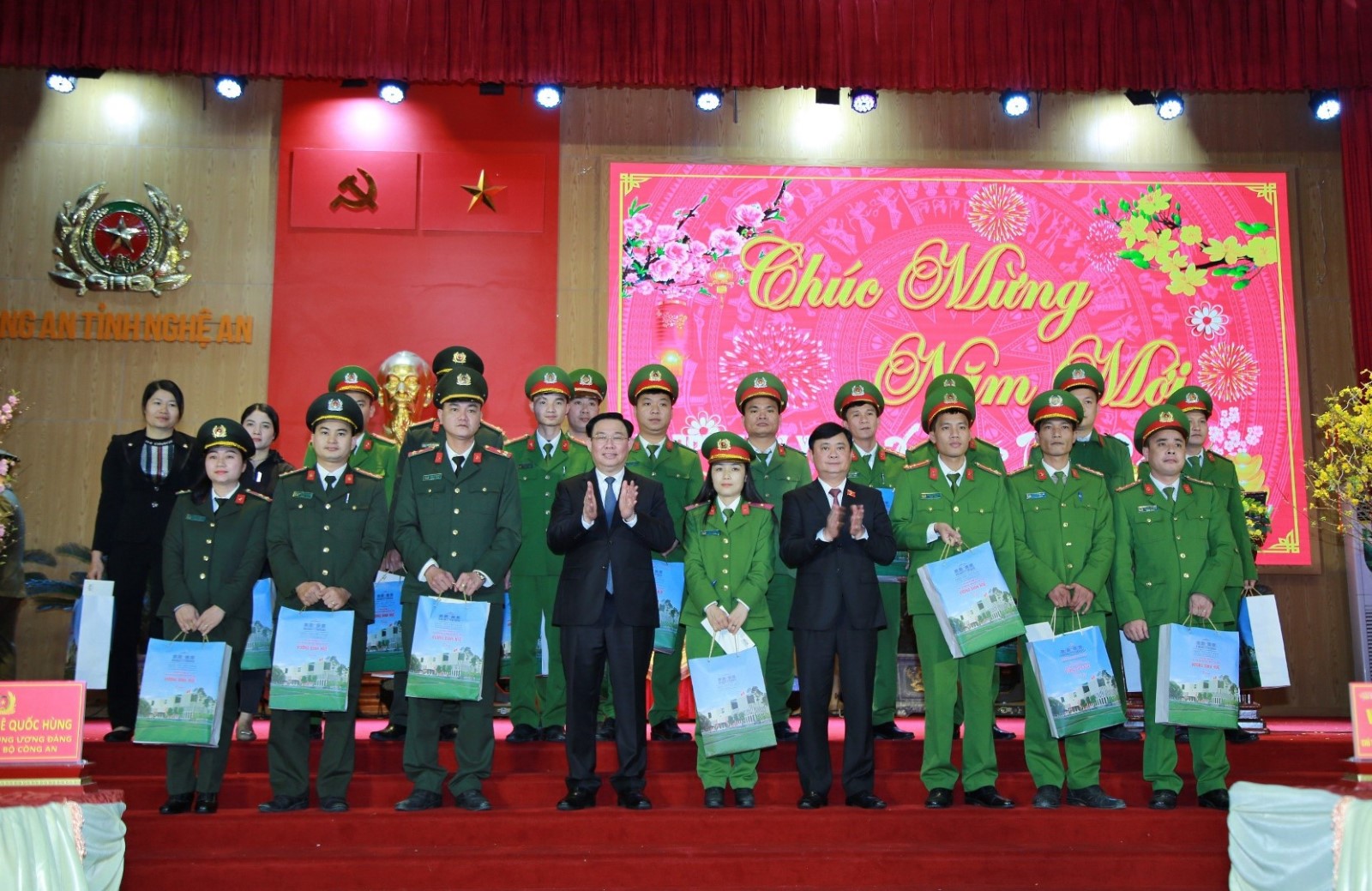 Chủ tịch Quốc hội Vương Đình Huệ và đồng chí Thái Thanh Quý – Bí thư Tỉnh uỷ trao 20 suất quà tặng cán bộ, chiến sĩ có hoàn cảnh khó khăn