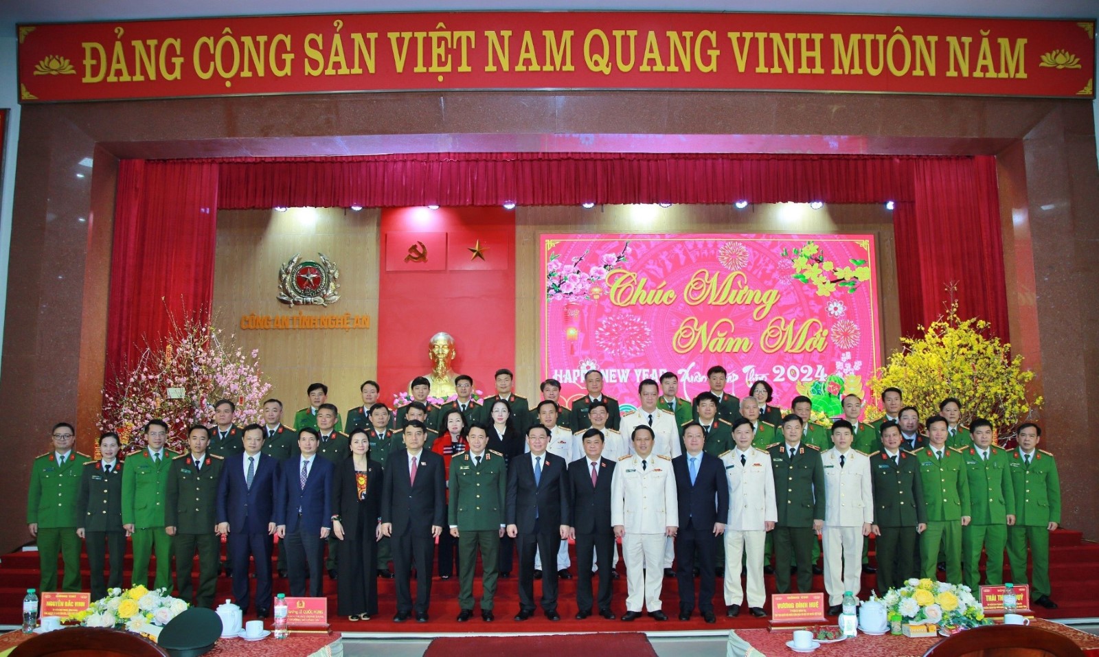 Chủ tịch Quốc hội Vương Đình Huệ và Đoàn đại biểu chụp ảnh lưu niệm