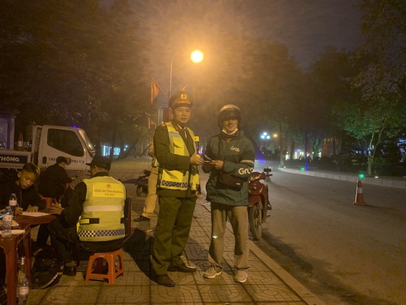Tổ công tác 373 trao trả chiếc điện thoại cho anh Tăng Ngọc Quý