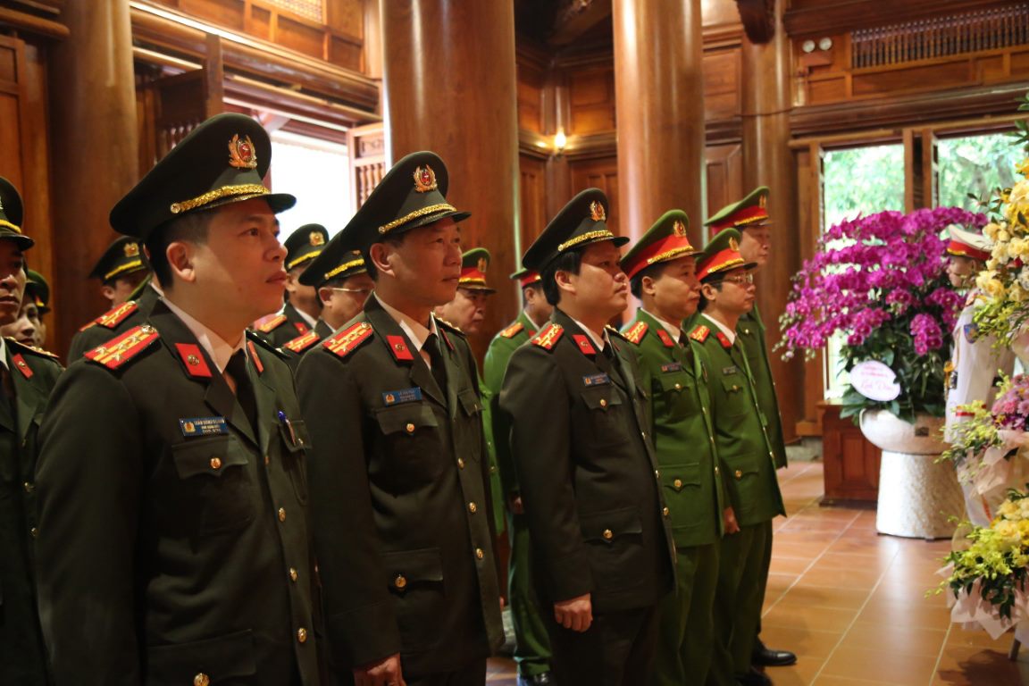 Trước khi diễn ra lễ trồng cây, đoàn Lãnh đạo Công an tỉnh do đồng chí Đại tá Bùi Quang Thanh, Giám đốc Công an tỉnh đã tổ chức dâng hoa, dâng hương trước anh linh Chủ tịch Hồ Chí Minh tại Khu Di tích Kim Liên