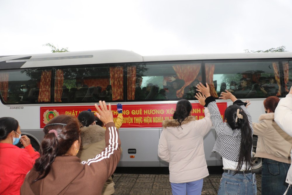 Người thân tiễn đưa các tân binh lên đường thực hiện nghĩa vụ tham gia CAND