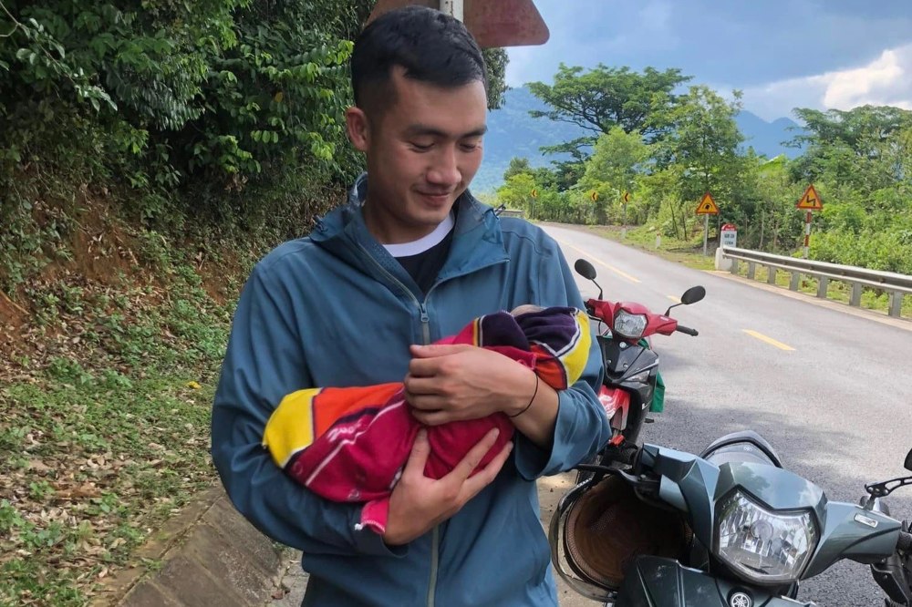 Khoảnh khắc Trung úy Lương Văn Thạch đỡ đẻ cho sản phụ trên đường gây xúc động mạnh.