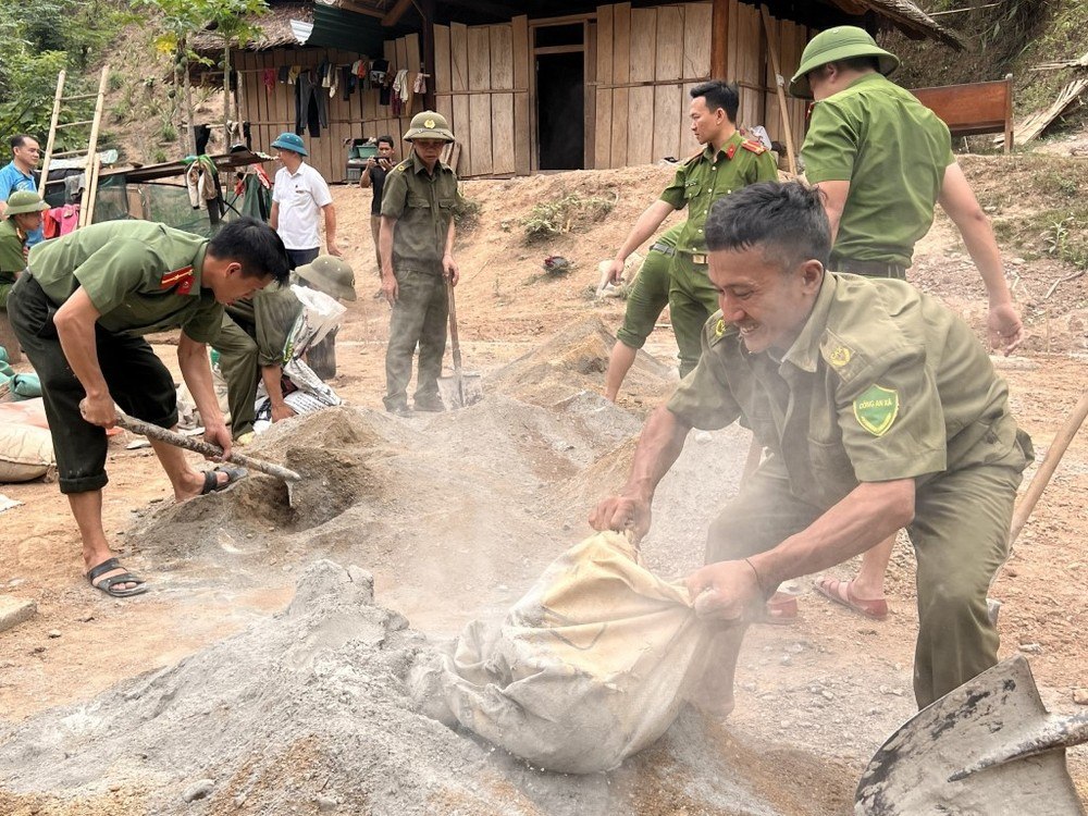 Lực lượng công an cơ sở giúp dân xây dựng nhà ở.