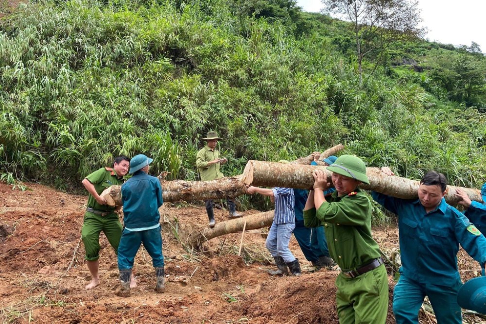 Công an xã giúp dân khắc phục hậu quả bão lũ.