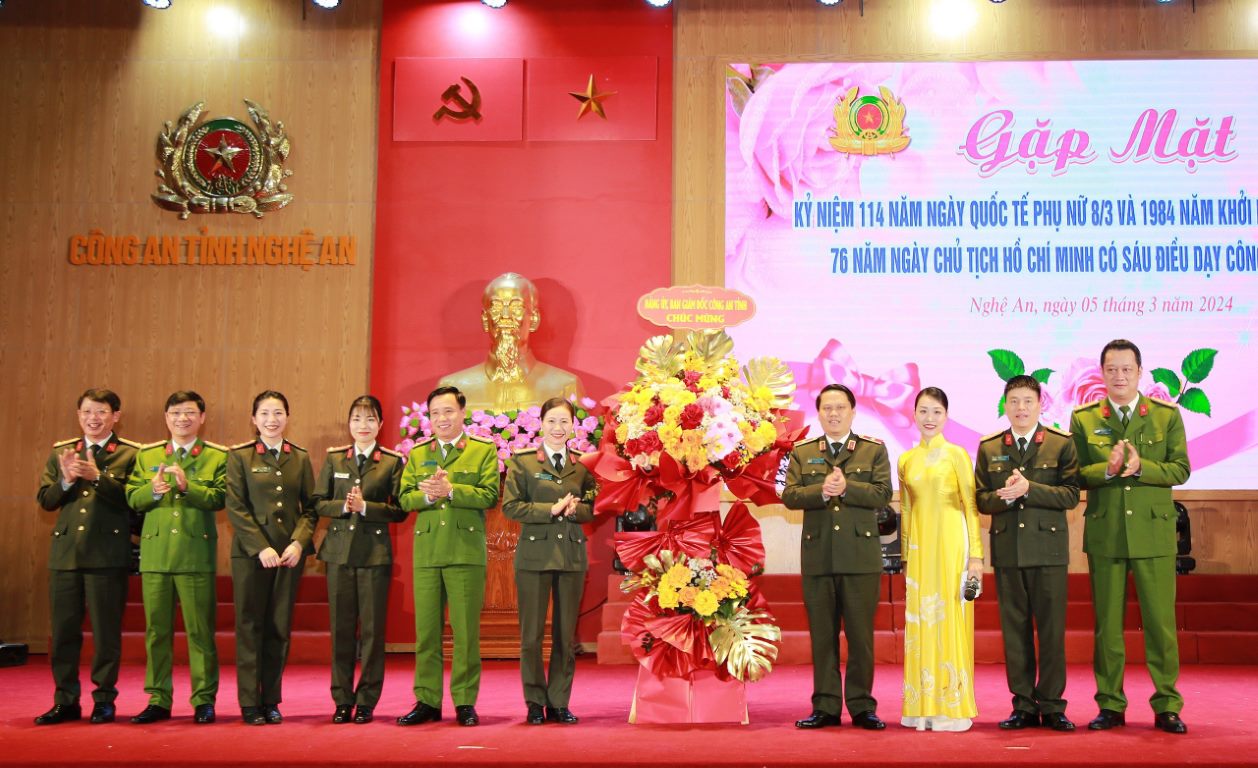 Lãnh đạo Công an tỉnh chúc mừng Ban Phụ nữ Công an tỉnh