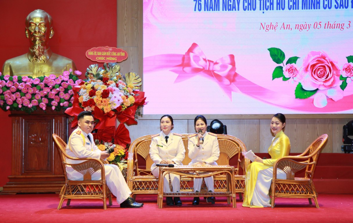 Giao lưu với cá nhân phụ nữ tiêu biểu được tuyên dương; đại diện cấp ủy lãnh đạo đơn vị và đại diện gia đình của cá nhân phụ nữ tiêu biểu
