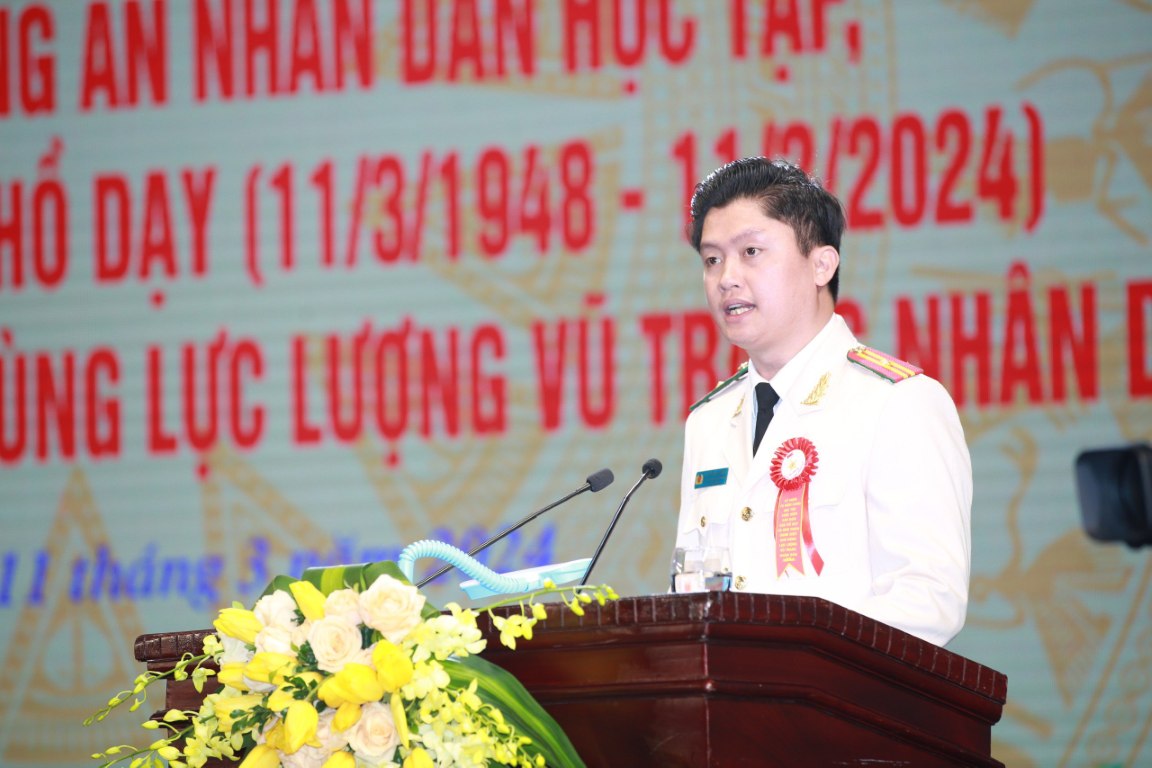 Đại diện cho thế hệ trẻ Công an Nghệ An, Thiếu tá Nguyễn Đình Khánh - Trưởng Ban Thanh niên Công an tỉnh phát biểu