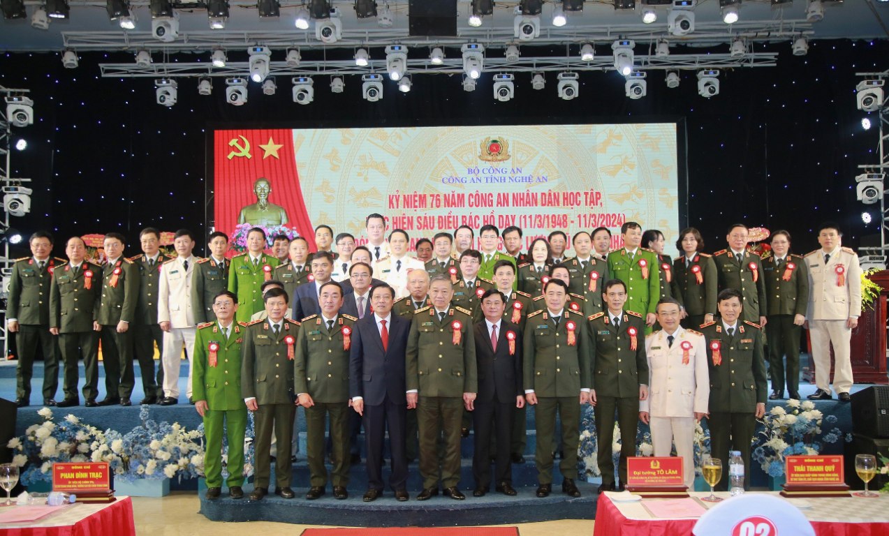 Các đại biểu chụp ảnh lưu niệm