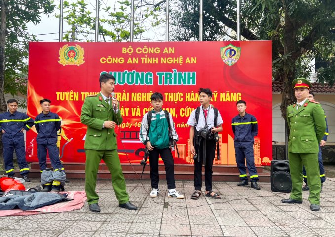 Các em được trải nghiệm thực hiện nhiệm vụ của lính cứu hoả