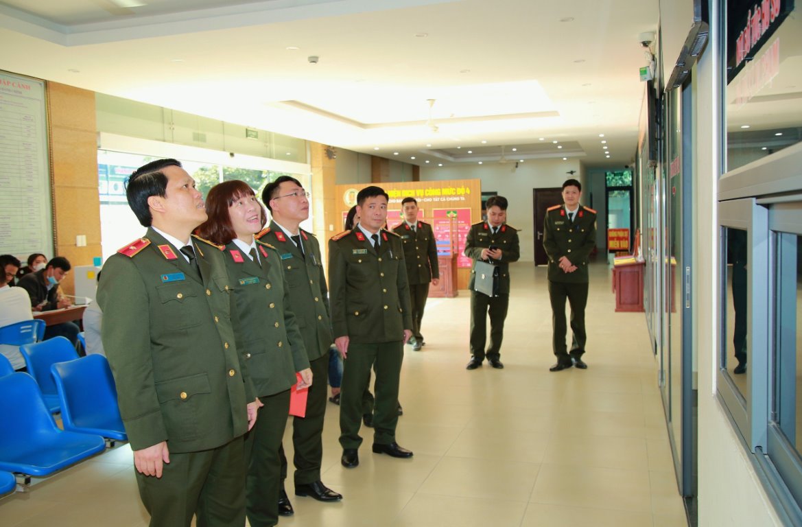 Đồng chí Giám đốc Công an tỉnh kiểm tra Bộ phận một cửa và trụ sở làm việc của Phòng Quản lý xuất nhập cảnh.
