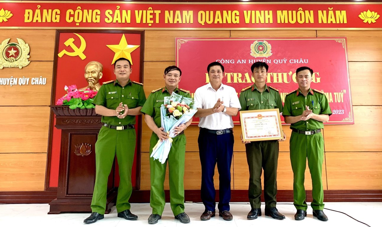 Lãnh đạo huyện Quỳ Châu khen thưởng đột xuất Công an huyện Quỳ Châu về thành tích đặc biệt xuất sắc trong đợt cao điểm tấn công, trấn áp tội phạm dịp Tết Nguyên đán Giáp Thìn 2024