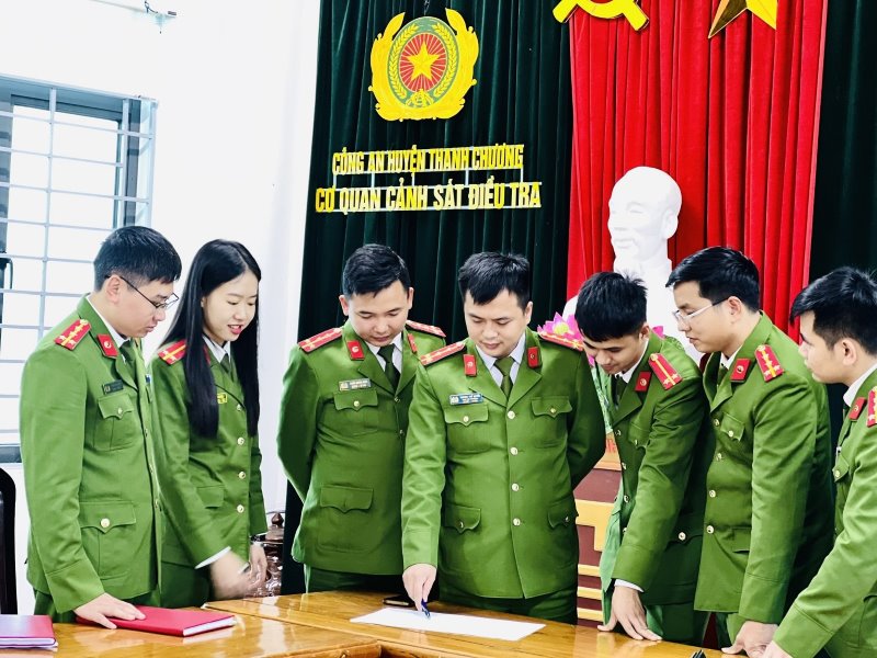 Đại uý Trương Thế Quyền họp bàn chuyên án với Đội Cảnh sát điều tra tội phạm về Hình sự - Kinh tế và Ma túy 