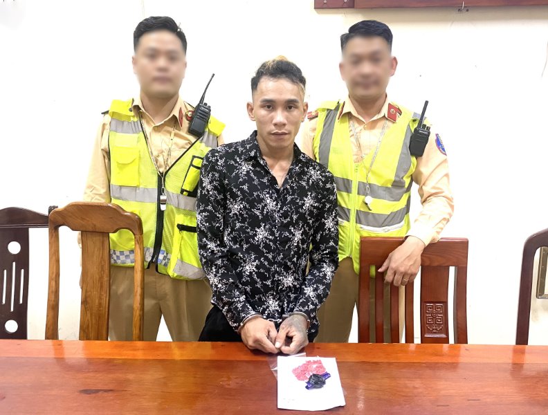 Đối tượng Trần Sỹ Hoàng và tang vật tại cơ quan công an 