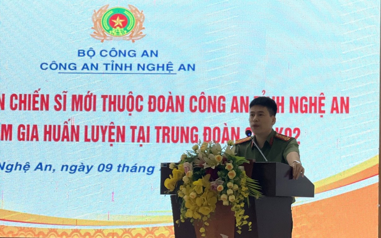 Đồng chí Đại tá Trần Hồng Quang - Phó Giám đốc Công an tỉnh động viên các chiến sỹ nghĩa vụ phấn đấu hoàn thành tốt nhiệm vụ huấn luyện